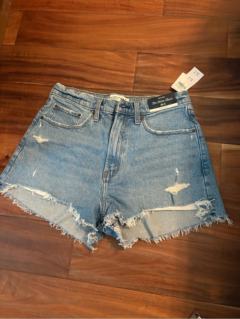 NWT Abercrombie Curve Love Mom Shorts 28 6 High Rise Distressed Denim (1127)